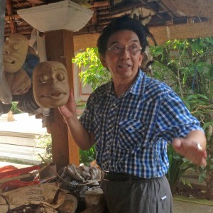 Balinese artist from the Citakara Sari Estate cultural immersion program